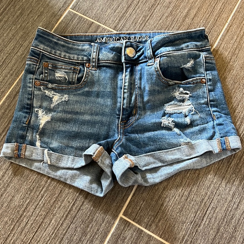 Jean shorts with limited rips